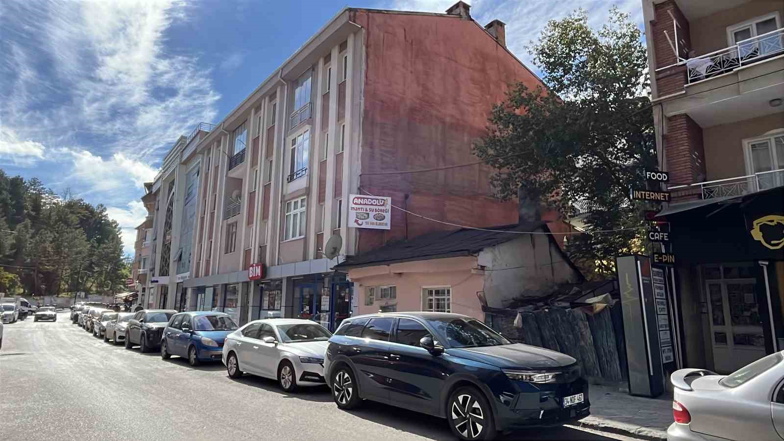 Apartmanların arasında kalan evini satmıyor, yarım asırlık hatıralarla yaşıyor