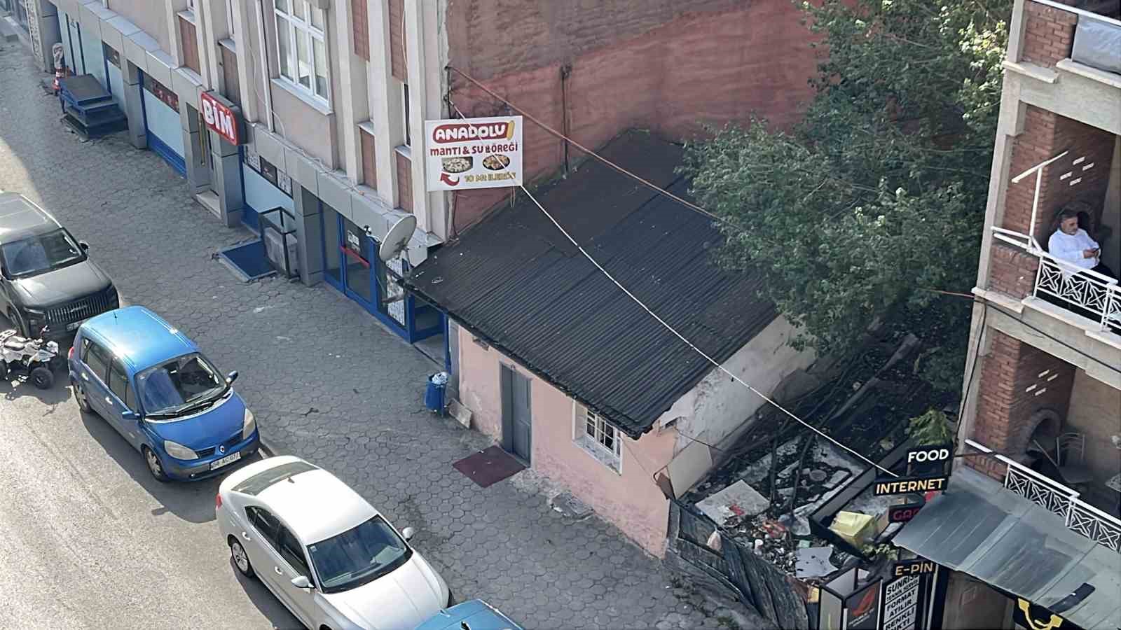 Apartmanların arasında kalan evini satmıyor, yarım asırlık hatıralarla yaşıyor