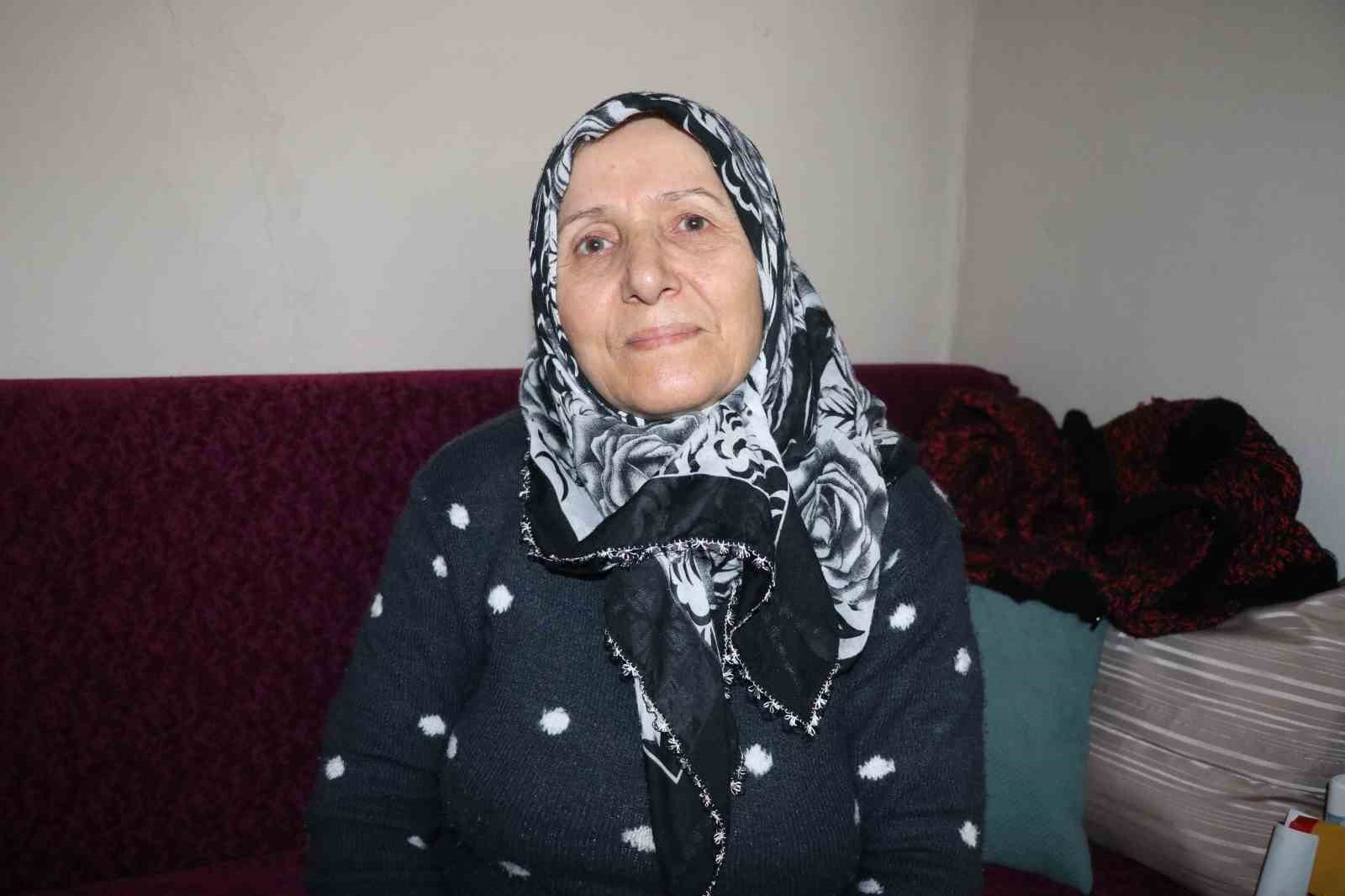 Apartmanların arasında kalan evini satmıyor, yarım asırlık hatıralarla yaşıyor