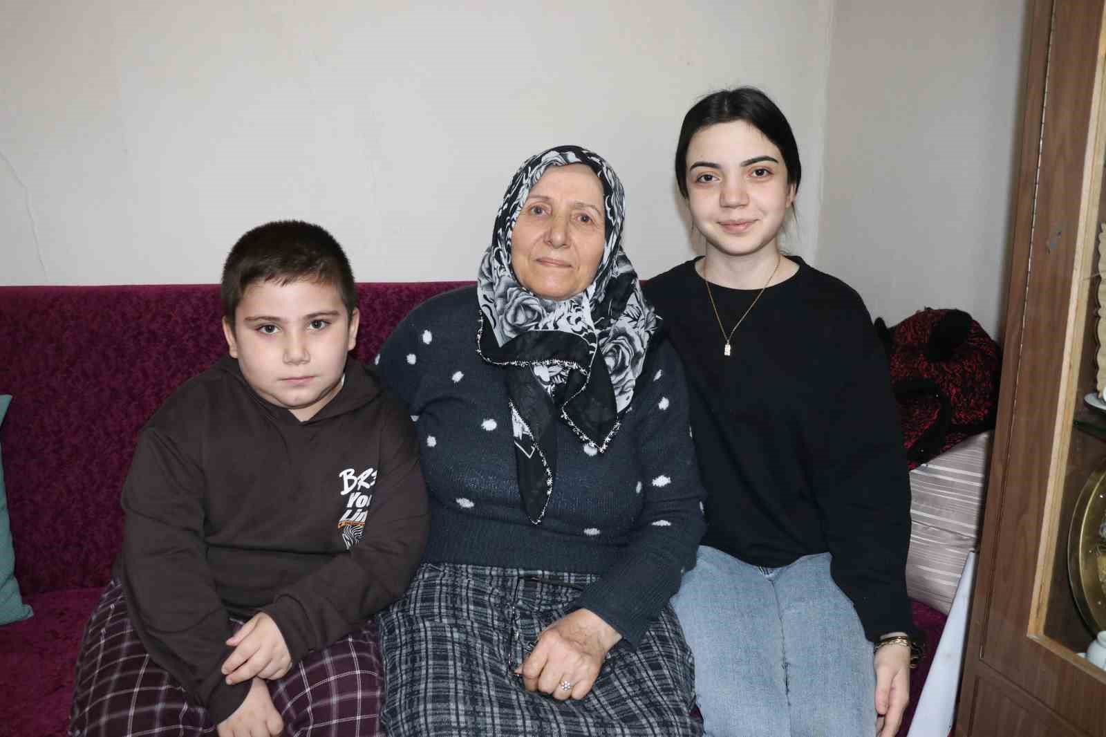 Apartmanların arasında kalan evini satmıyor, yarım asırlık hatıralarla yaşıyor