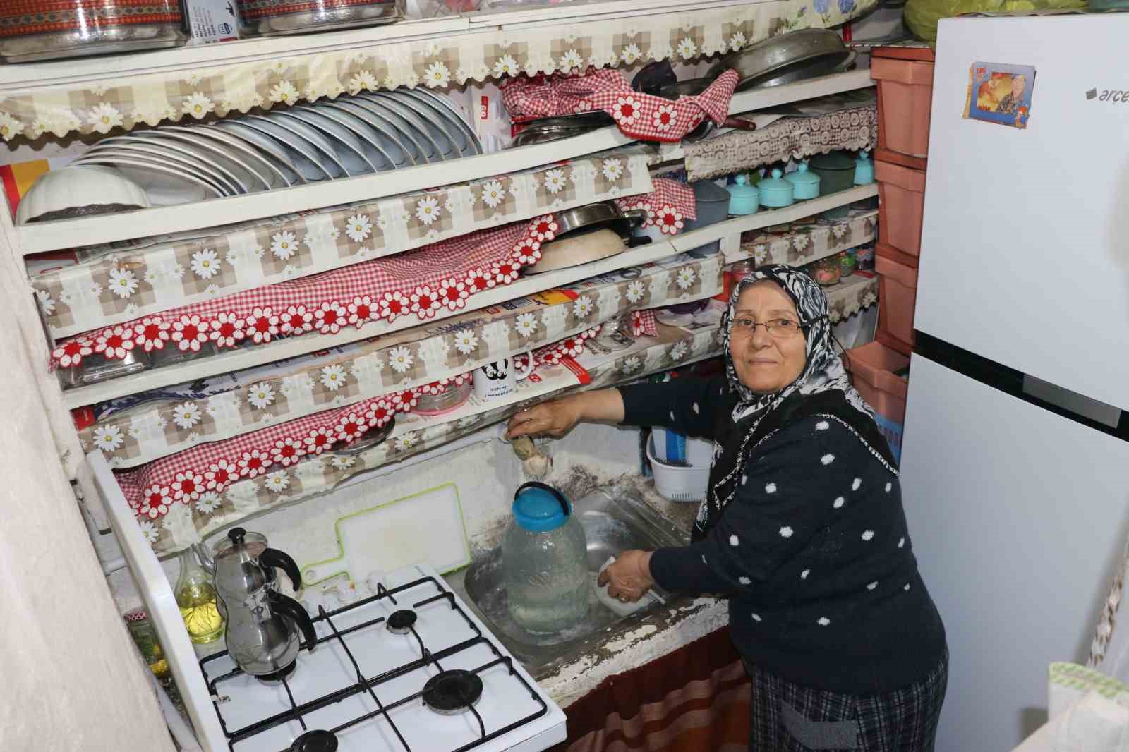 Apartmanların arasında kalan evini satmıyor, yarım asırlık hatıralarla yaşıyor