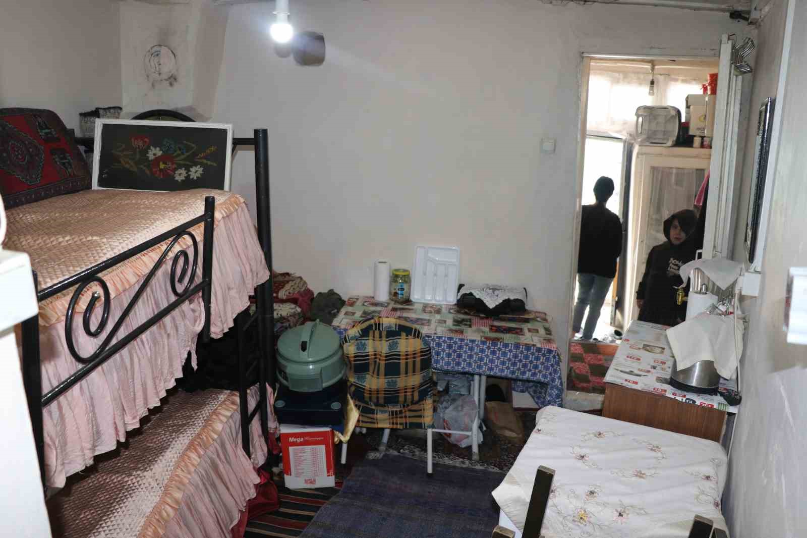 Apartmanların arasında kalan evini satmıyor, yarım asırlık hatıralarla yaşıyor