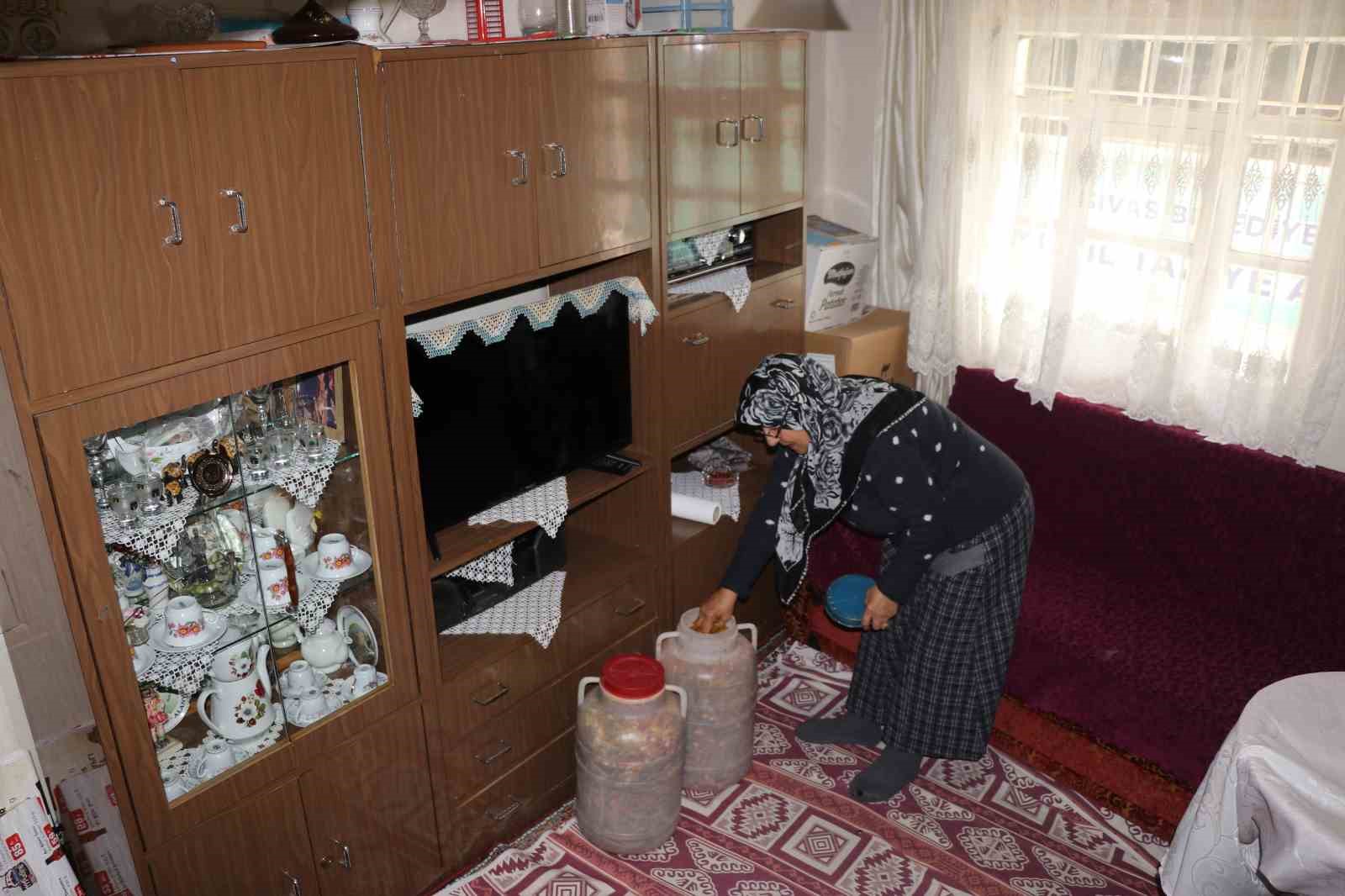 Apartmanların arasında kalan evini satmıyor, yarım asırlık hatıralarla yaşıyor