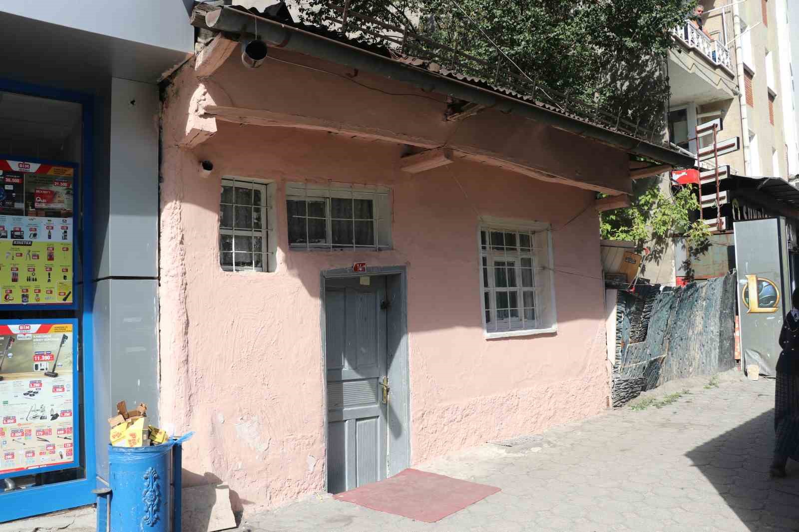 Apartmanların arasında kalan evini satmıyor, yarım asırlık hatıralarla yaşıyor