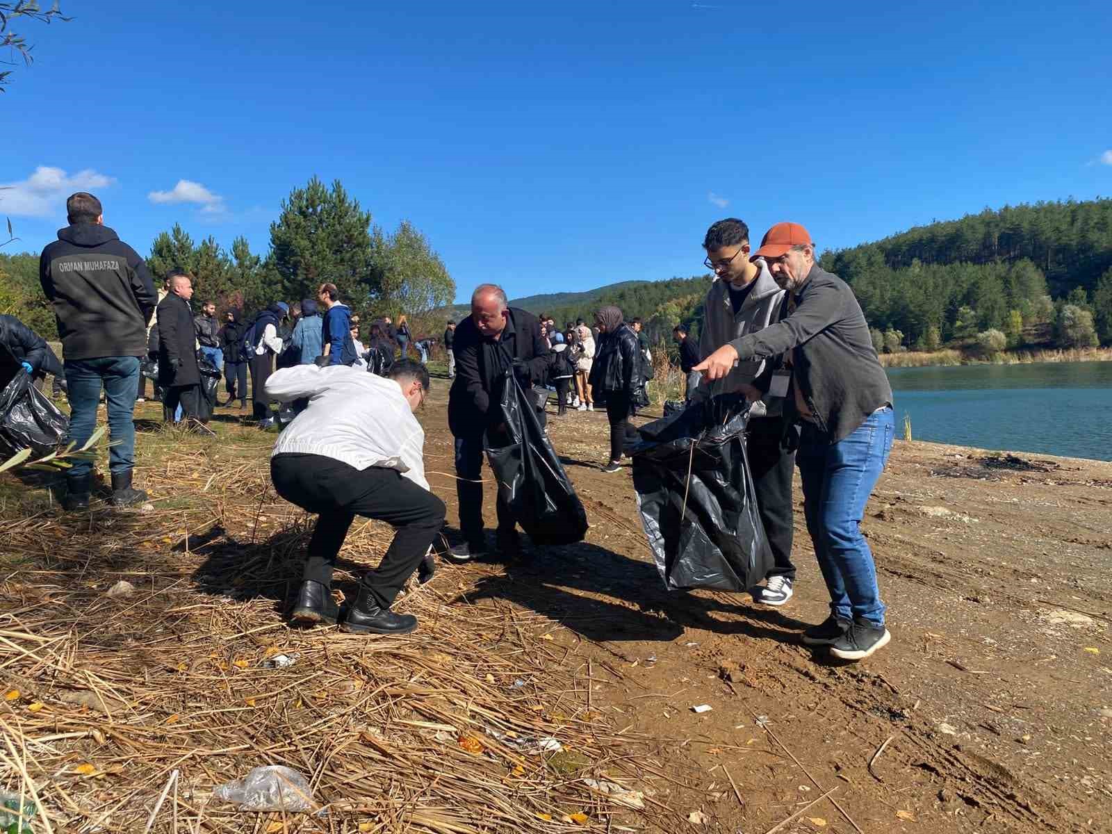 Üniversite öğrencileri hem manzaranın tadını çıkardı hem de tescilli gölette temizlik yaptı