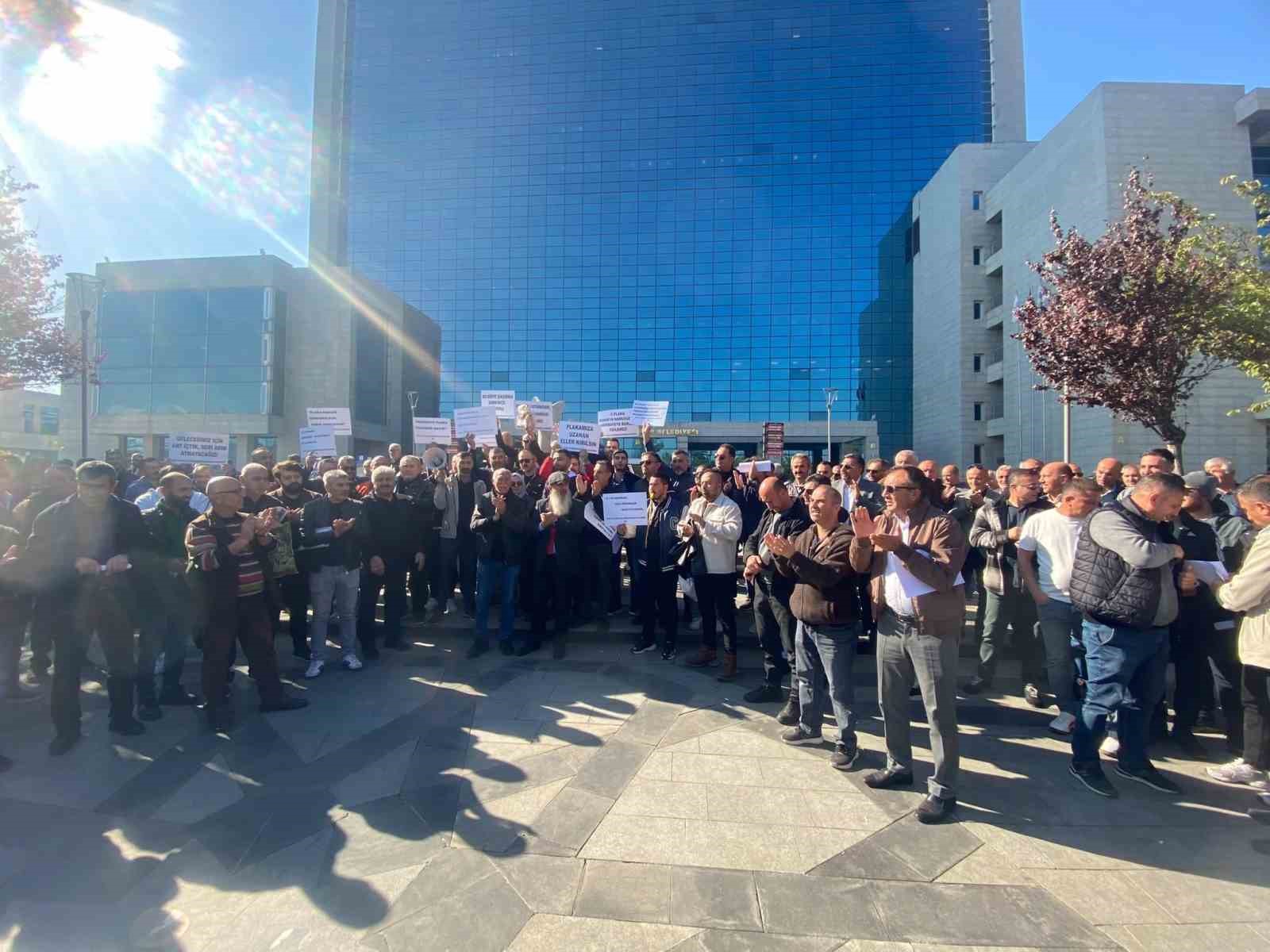 C plaka sahibi servisçilerden ABB önünde ihale tepkisi