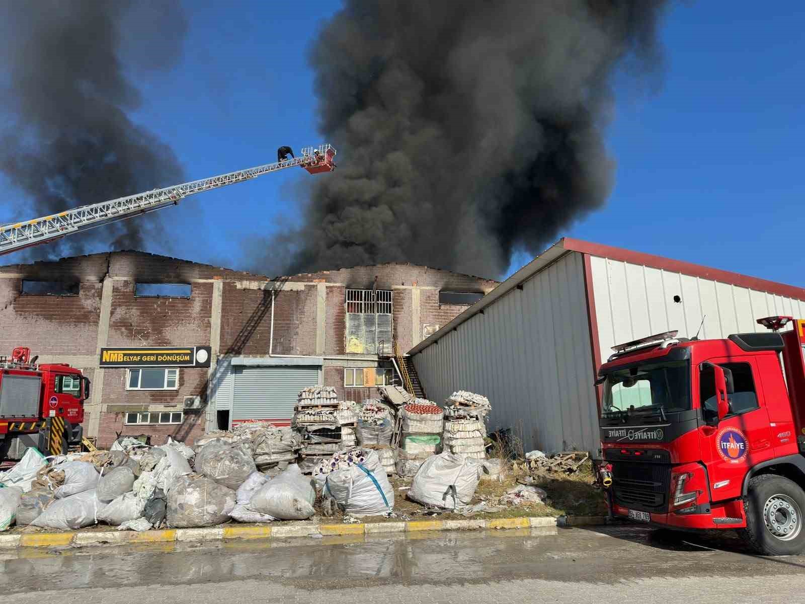 Uşak’ta geri dönüşüm ve elyaf tesisinde yangın