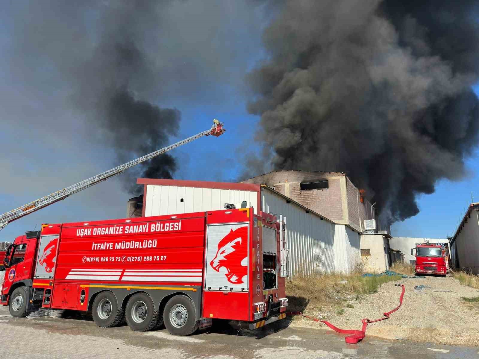 Uşak’ta geri dönüşüm ve elyaf tesisinde yangın