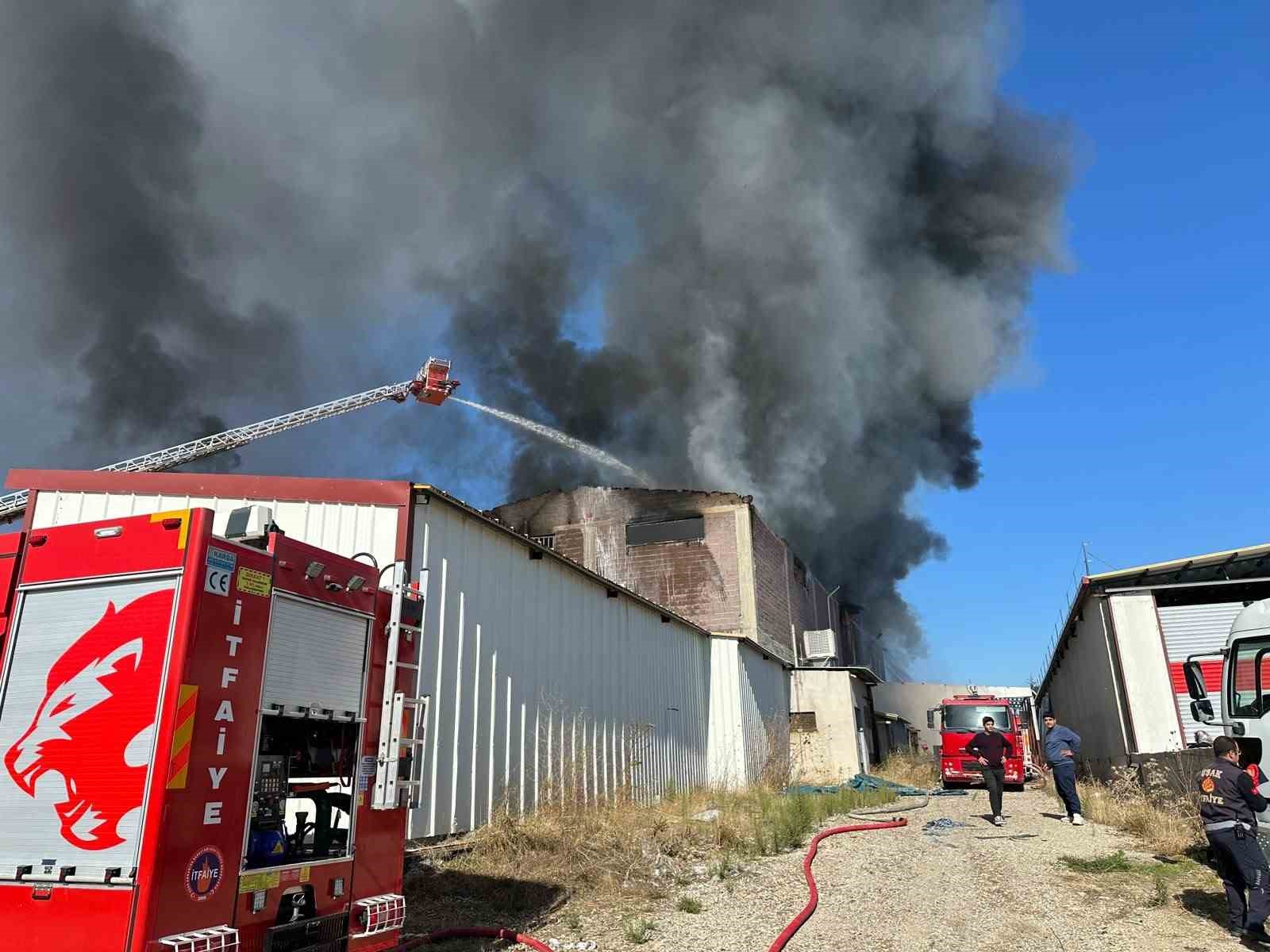 Uşak’ta geri dönüşüm ve elyaf tesisinde yangın