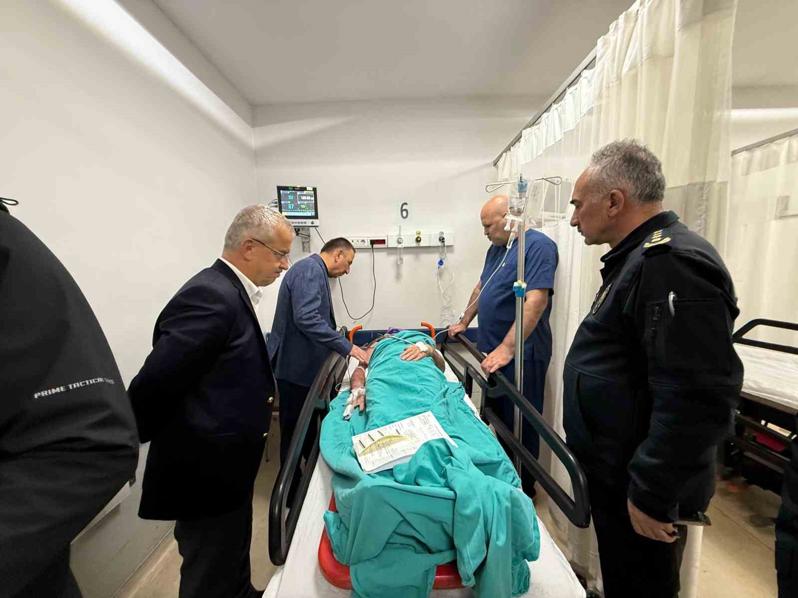 Vali Hacıbektaşoğlu enkazdan çıkarılan yaralıyı hastanede ziyaret etti