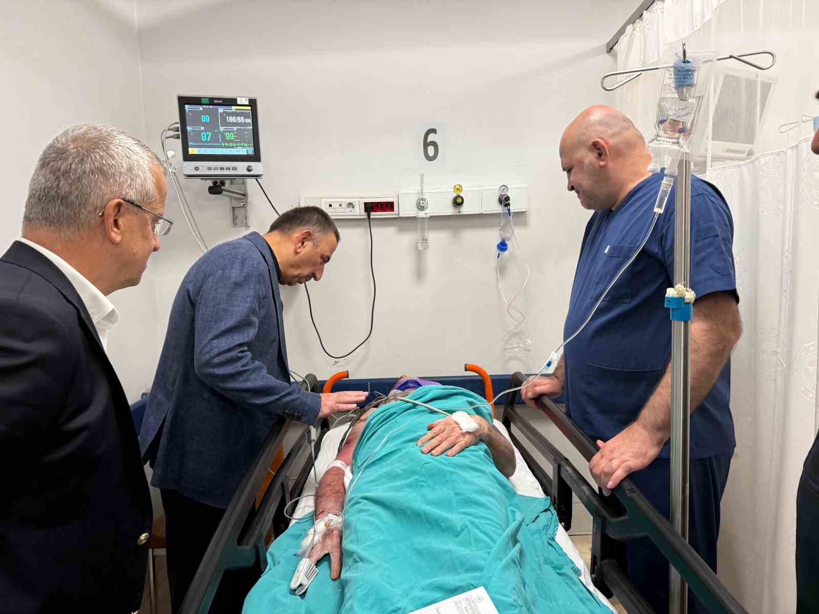 Vali Hacıbektaşoğlu enkazdan çıkarılan yaralıyı hastanede ziyaret etti