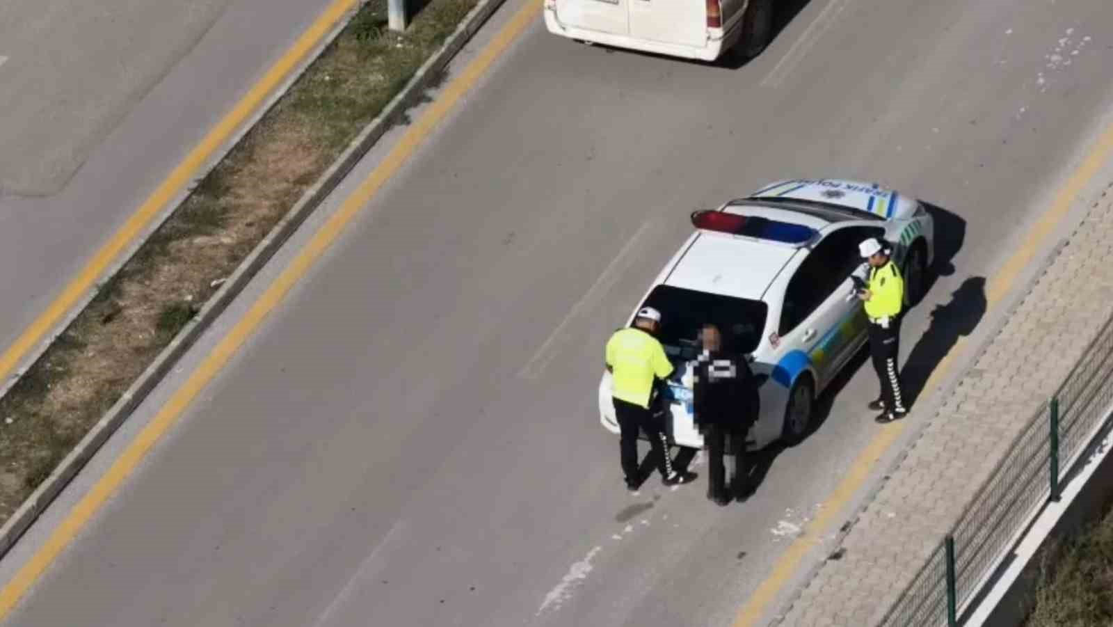 Trafik denetimindeki ilginç anlar dron kamerasında: Aracını bırakıp yaya olarak kaçmaya çalıştı