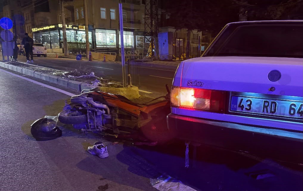 Kütahya’da otomobil motosikletle çarpıştı: 1 yaralı