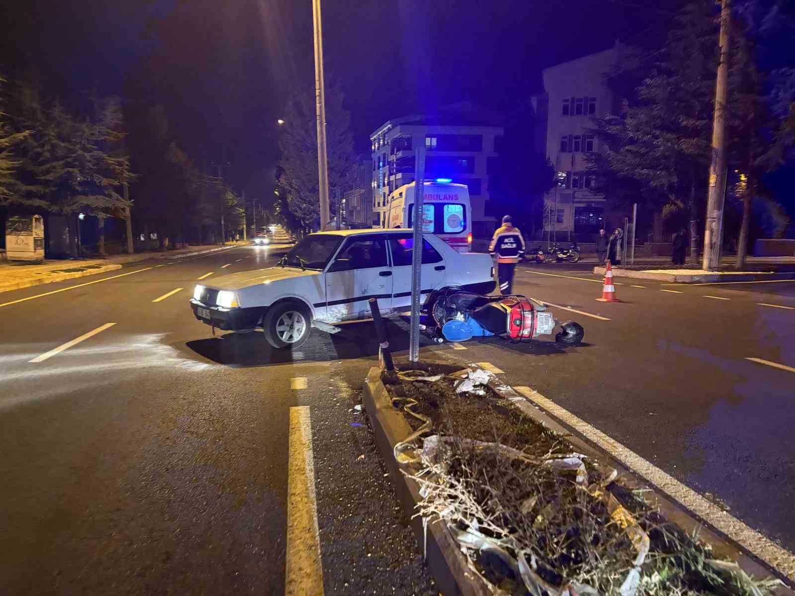 Kütahya’da otomobil motosikletle çarpıştı: 1 yaralı