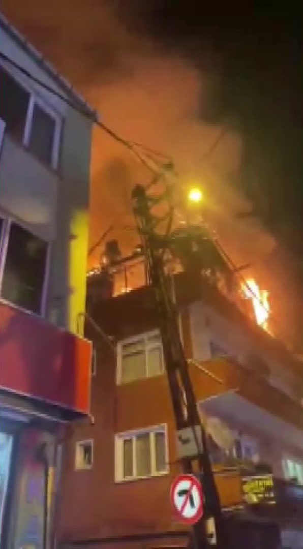 Kağıthane’de 4 katlı binanın çatısı yandı