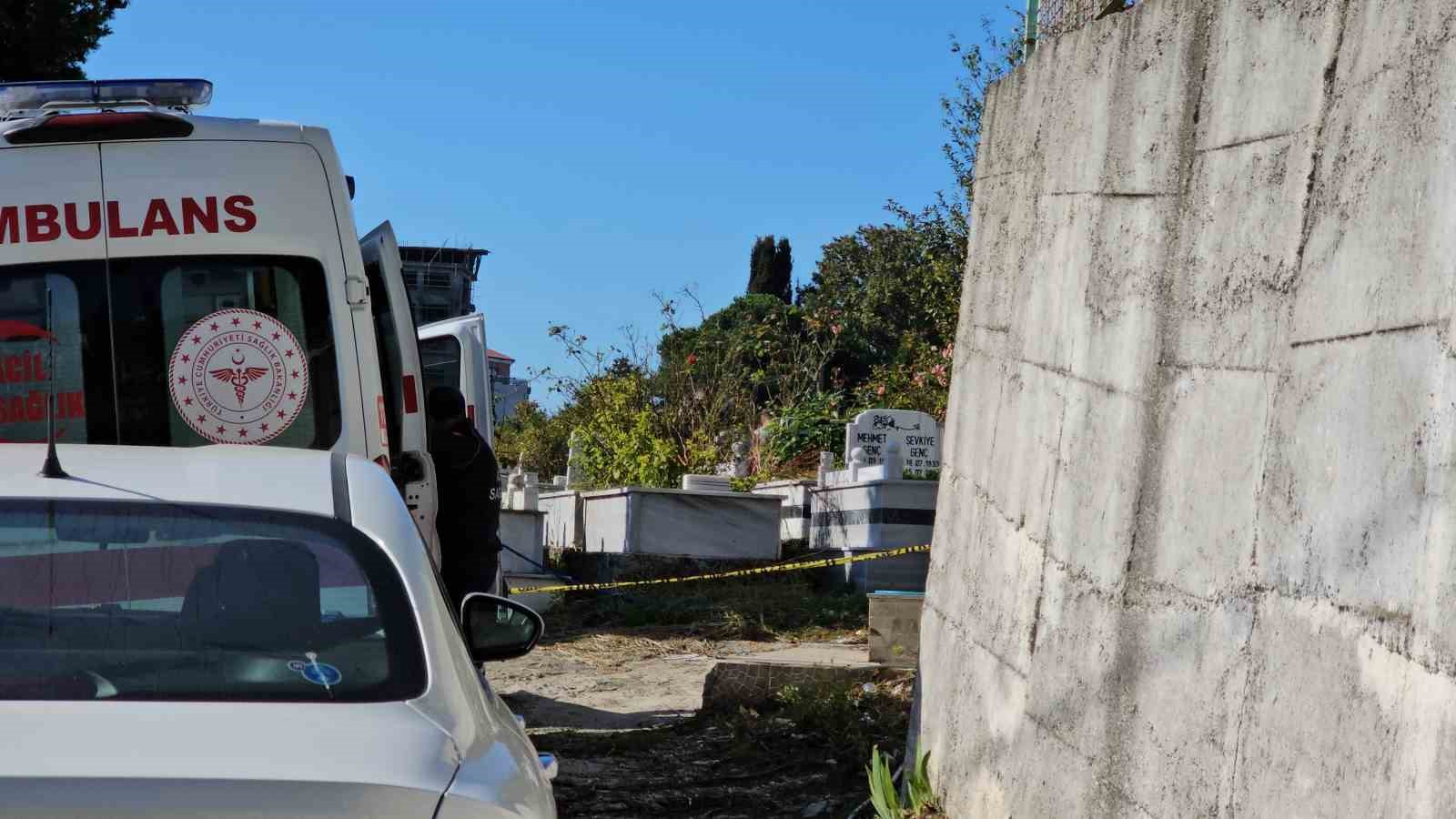 Emekli polis memuru mezarlıkta ölü bulundu