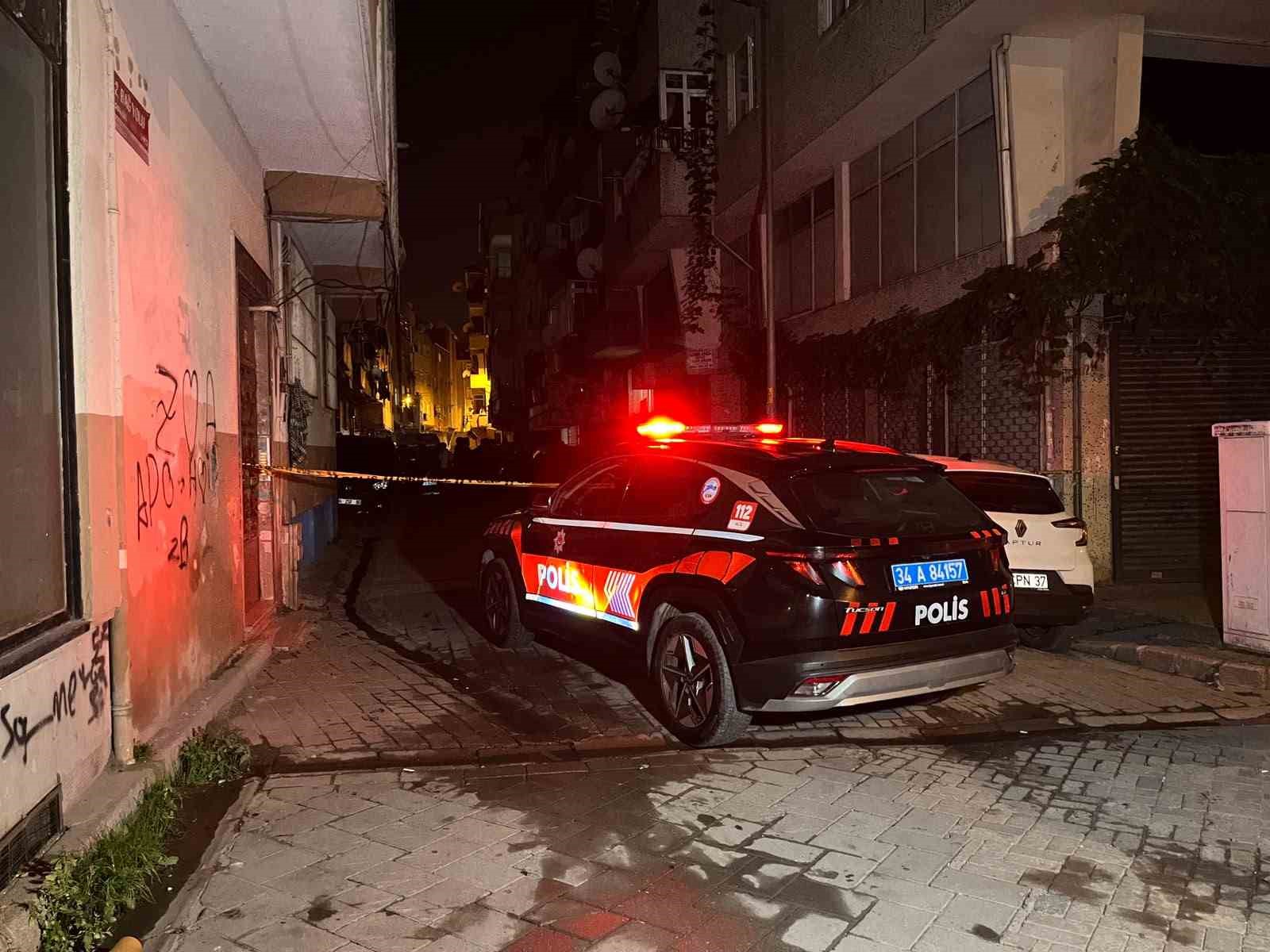 Zeytinburnu’nda ihbar üzerine adrese giden polis ekiplerine ateş açan şüpheli etkisiz hale getirildi