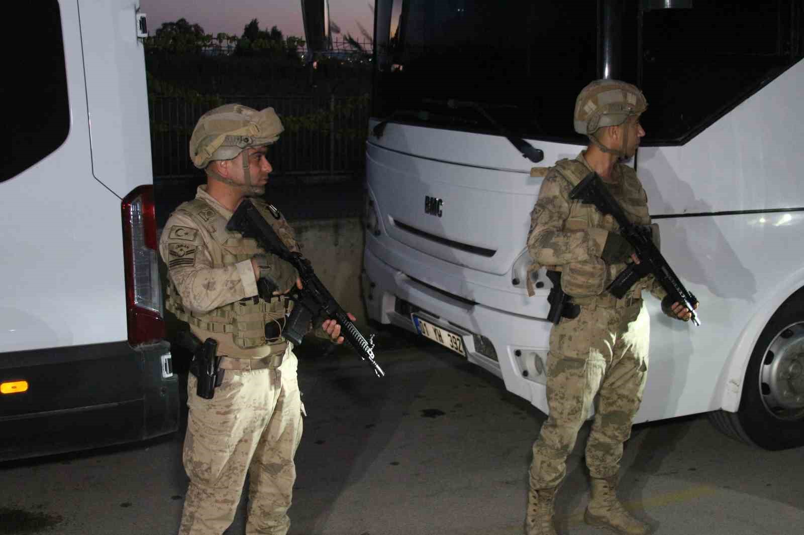 Çukurova Belediyesi operasyonunda Emrah Kozay, Soner Çetin ve diğer şüpheliler adliyeye sevk edildi
