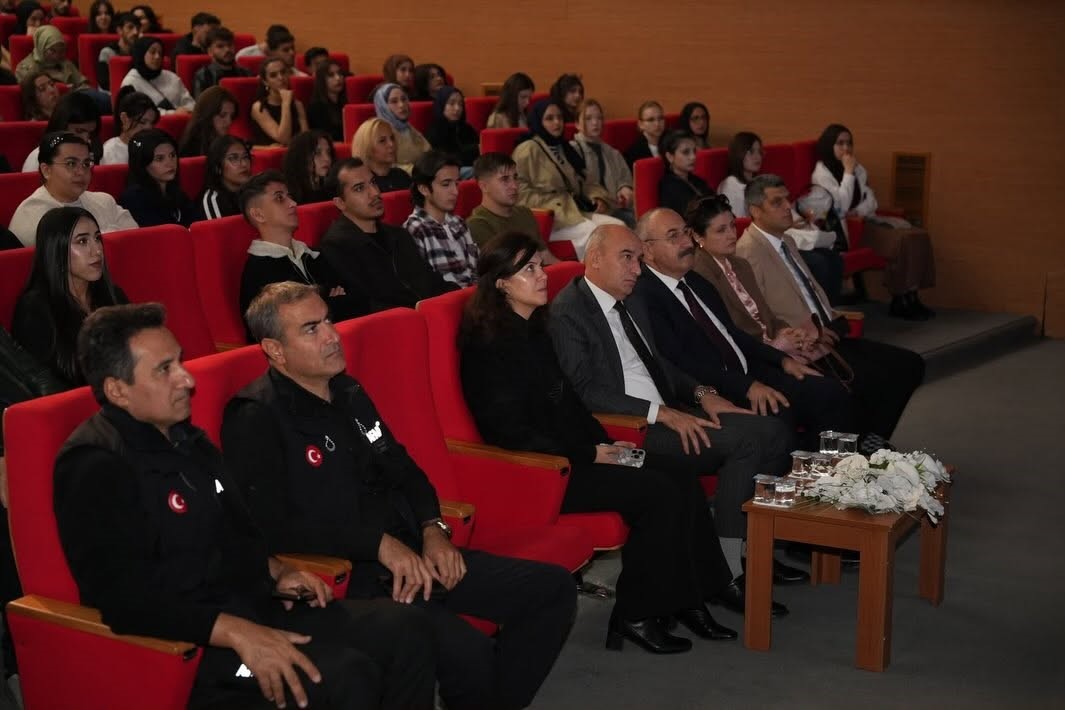 EBYÜ’de afet ve kentsel dönüşüm konferansı düzenlendi