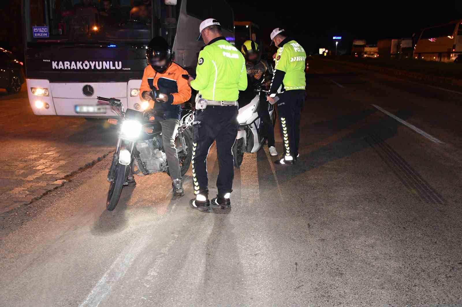 Polis ekiplerinden alkollü sürücülere yönelik gece denetimi