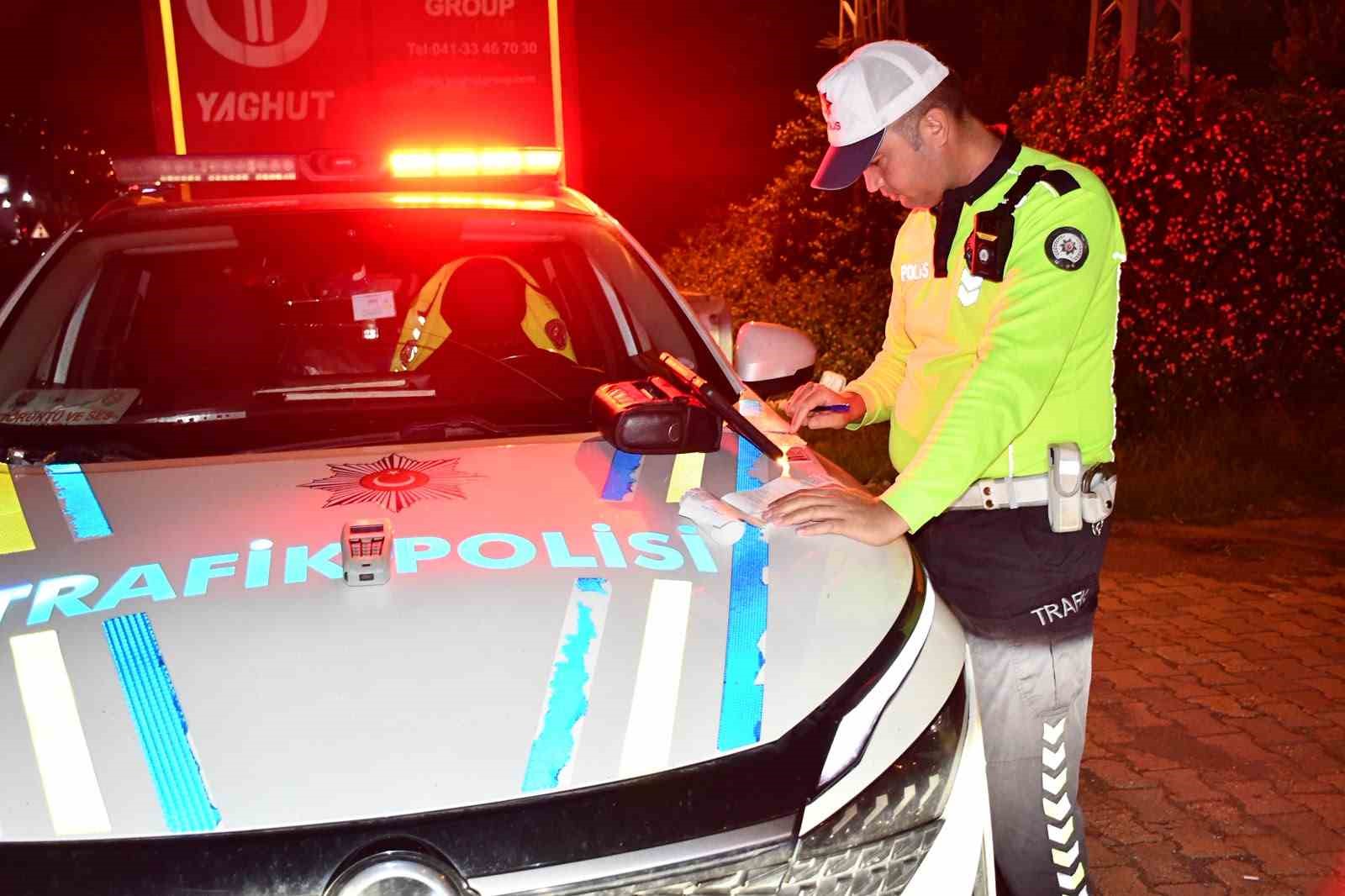 Polis ekiplerinden alkollü sürücülere yönelik gece denetimi