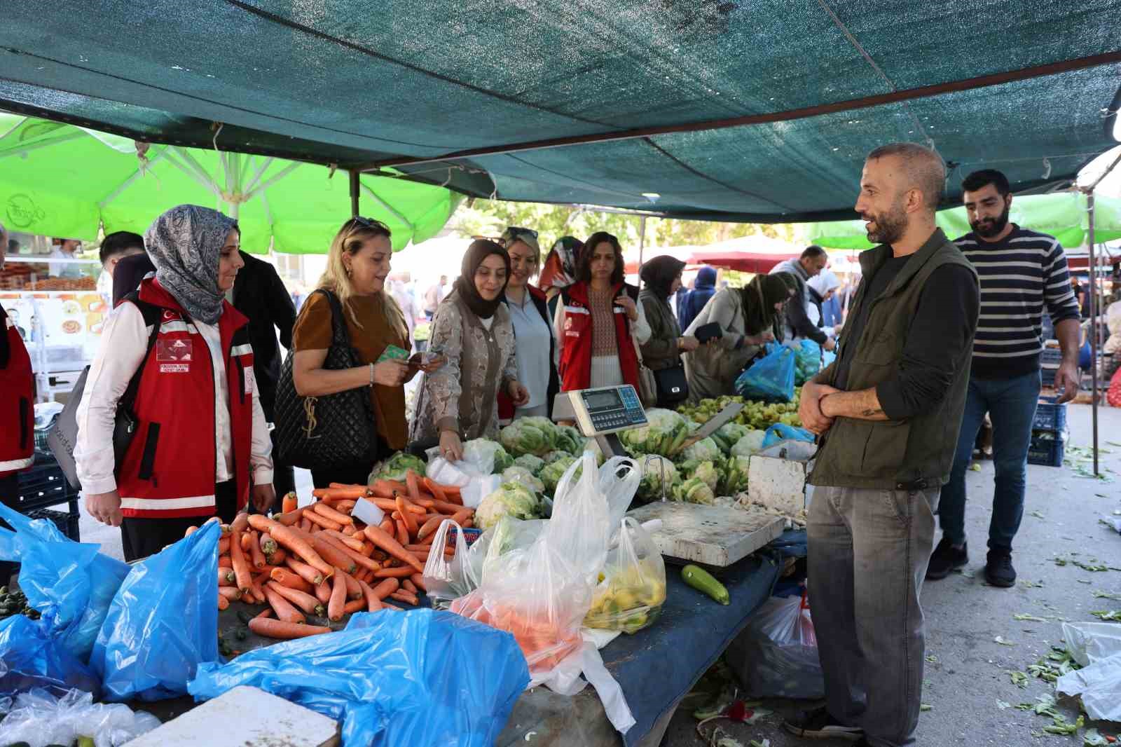 Elazığ’da 84 yaşındaki Özbay çiftine "İyilik Var" projesi kapsamında kışlık destek
