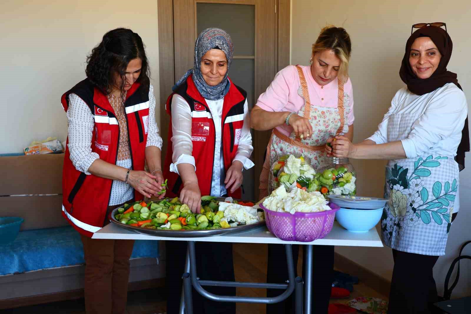 Elazığ’da 84 yaşındaki Özbay çiftine "İyilik Var" projesi kapsamında kışlık destek