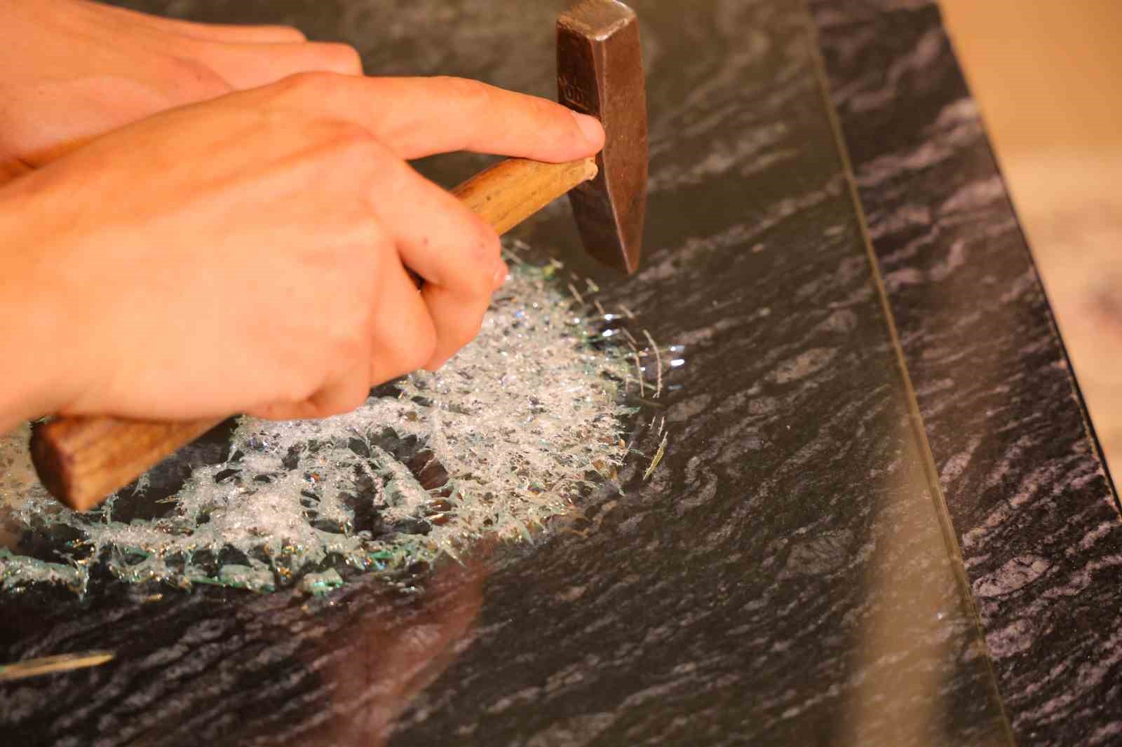 Hobi olarak başladı, camı çatlatarak sanat eserine dönüştürüyor