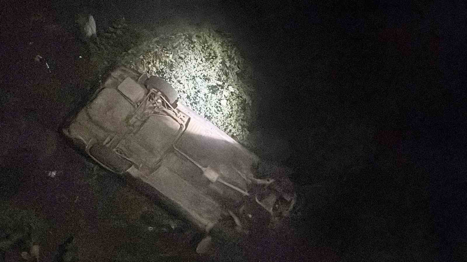 Osmaniye’de otomobil 5 metre yükseklikten dereye düştü: 1 yaralı