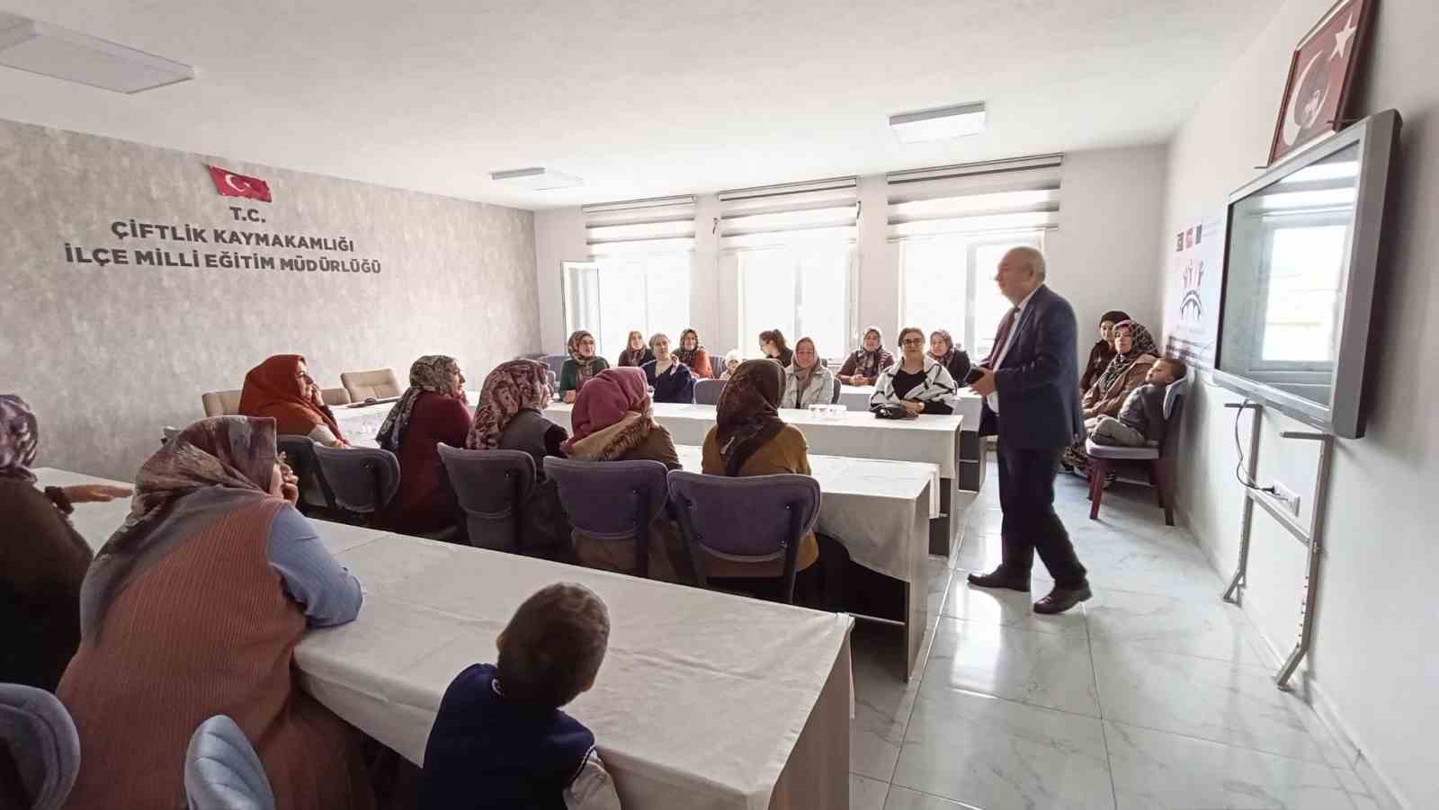 Niğde Halk Eğitimi Merkezi, Erasmus+ deneyimlerini Çiftlik’te paylaştı
