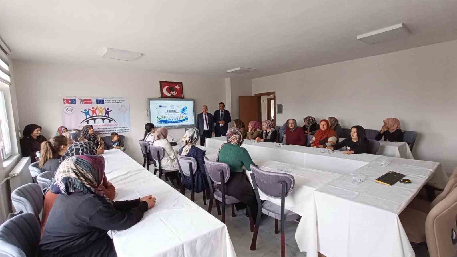 Niğde Halk Eğitimi Merkezi, Erasmus+ deneyimlerini Çiftlik’te paylaştı