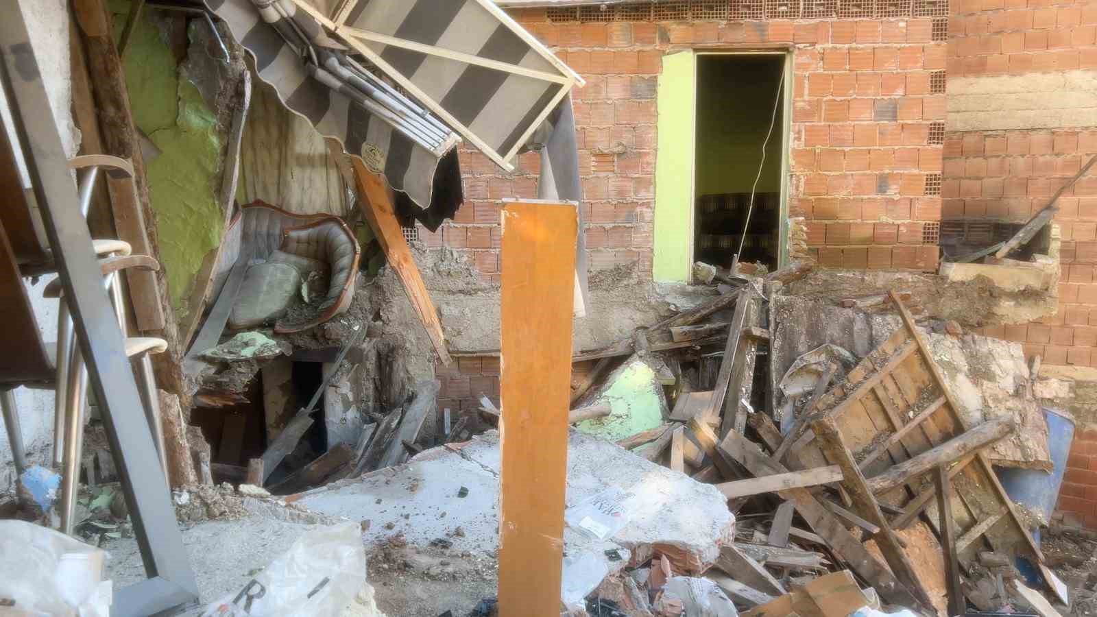 Evi yıkıldı, malzemeleri çöpe gitti
