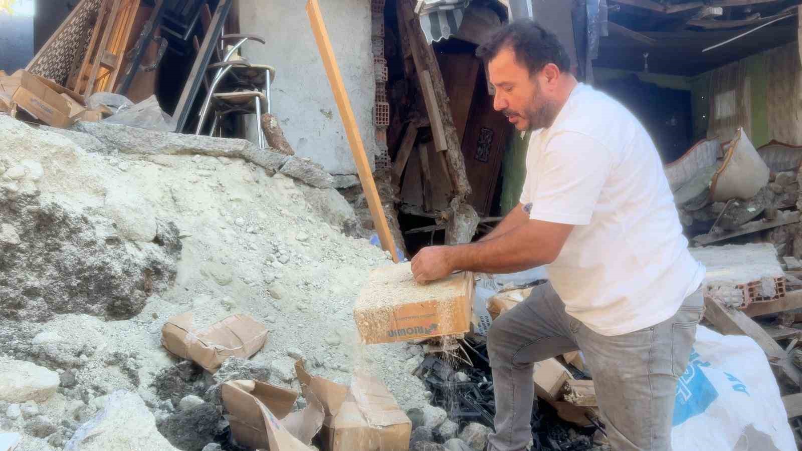 Evi yıkıldı, malzemeleri çöpe gitti