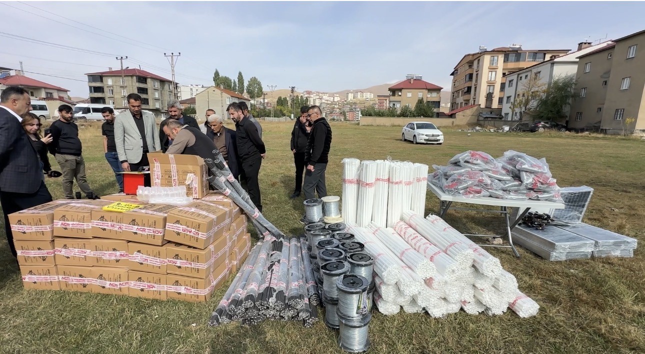 Yüksekova’da arılar elektrikli çitle koruma altında: 30 üreticiye hibe desteği