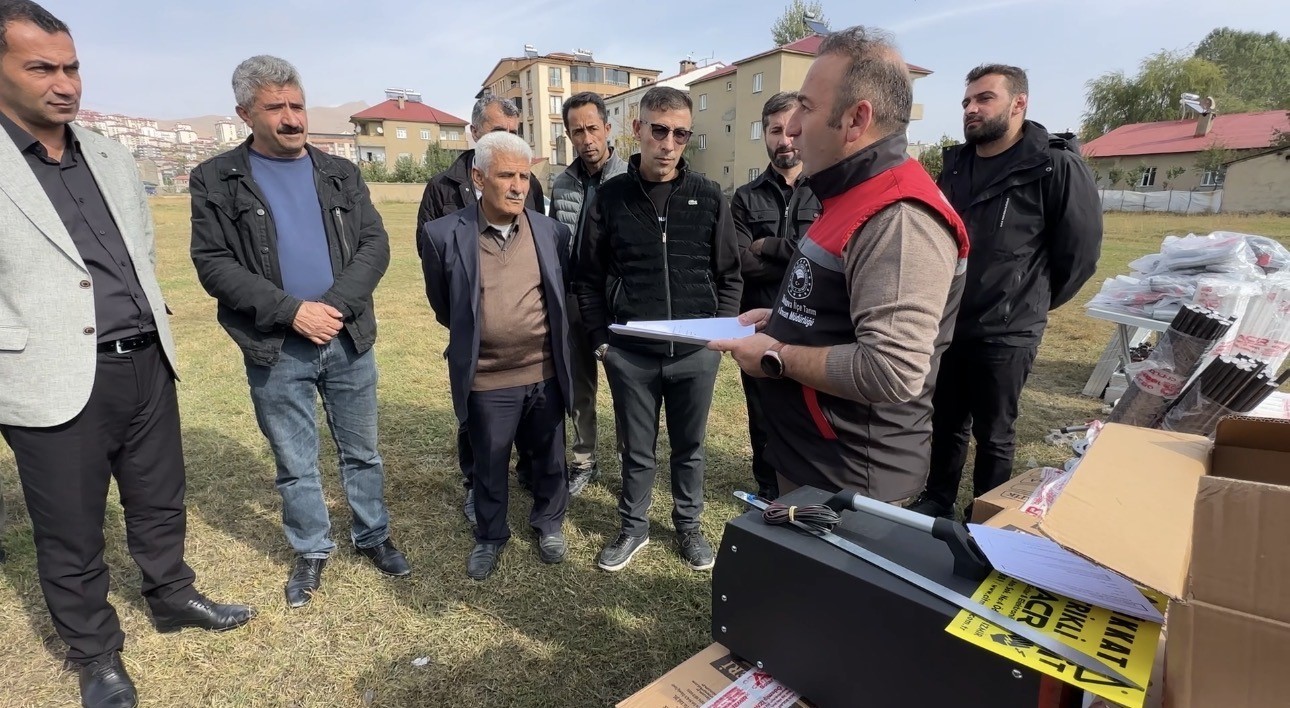 Yüksekova’da arılar elektrikli çitle koruma altında: 30 üreticiye hibe desteği