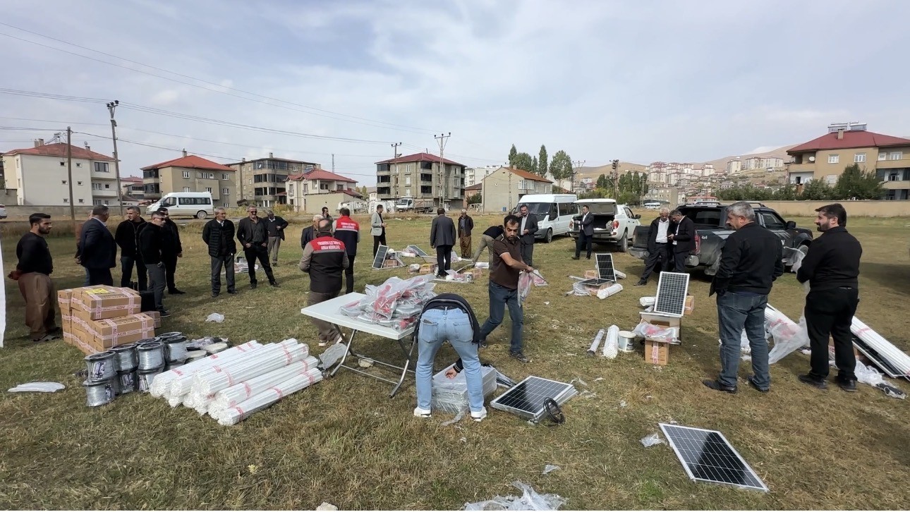 Yüksekova’da arılar elektrikli çitle koruma altında: 30 üreticiye hibe desteği