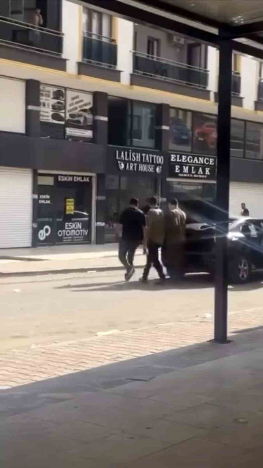 Mardin’de iki taraf arasında çıkan kavgada lüks otomobil hasar gördü