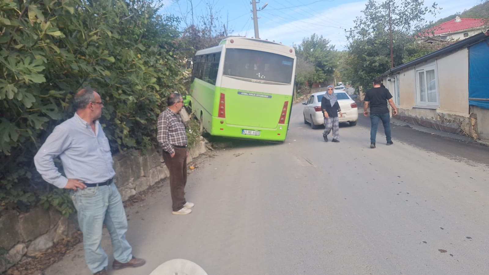 Kocaeli’de özel halk otobüsü duvara çarptı: 10 yaralı