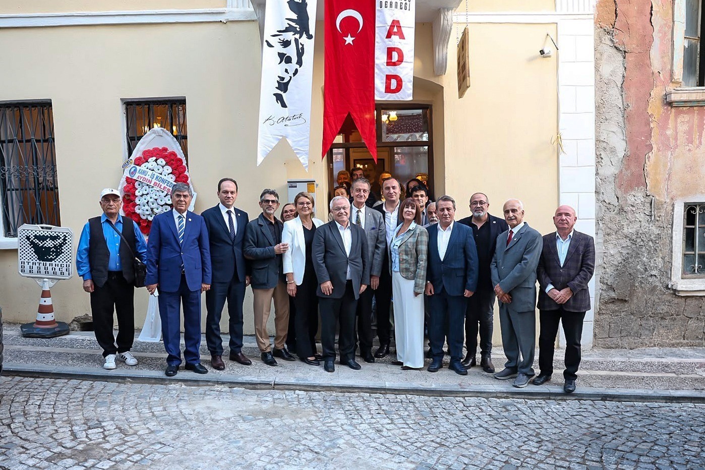 Efeler’de Atatürk Kültür Evi hizmete açıldı