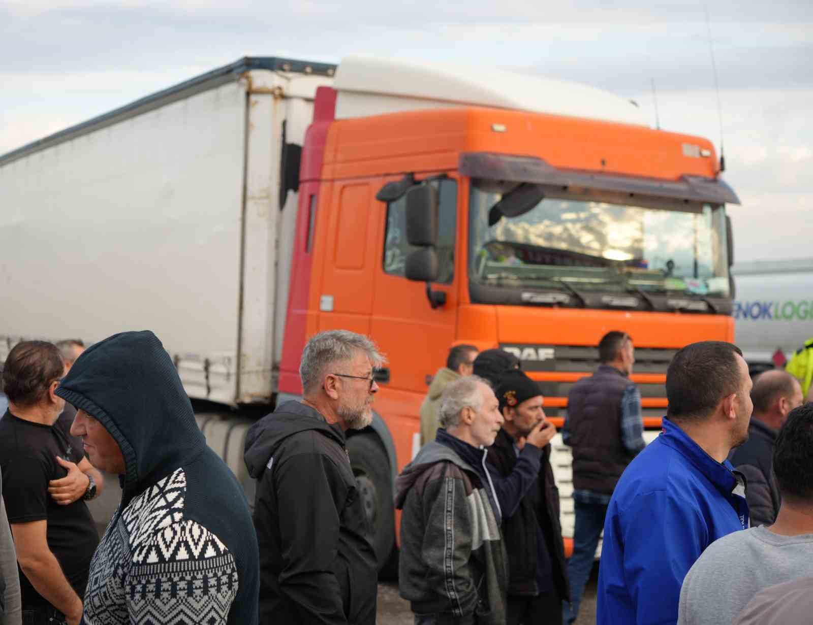 Hamzabeyli’de tır şoförleri sınır kapısının giriş ve çıkışını kapattı