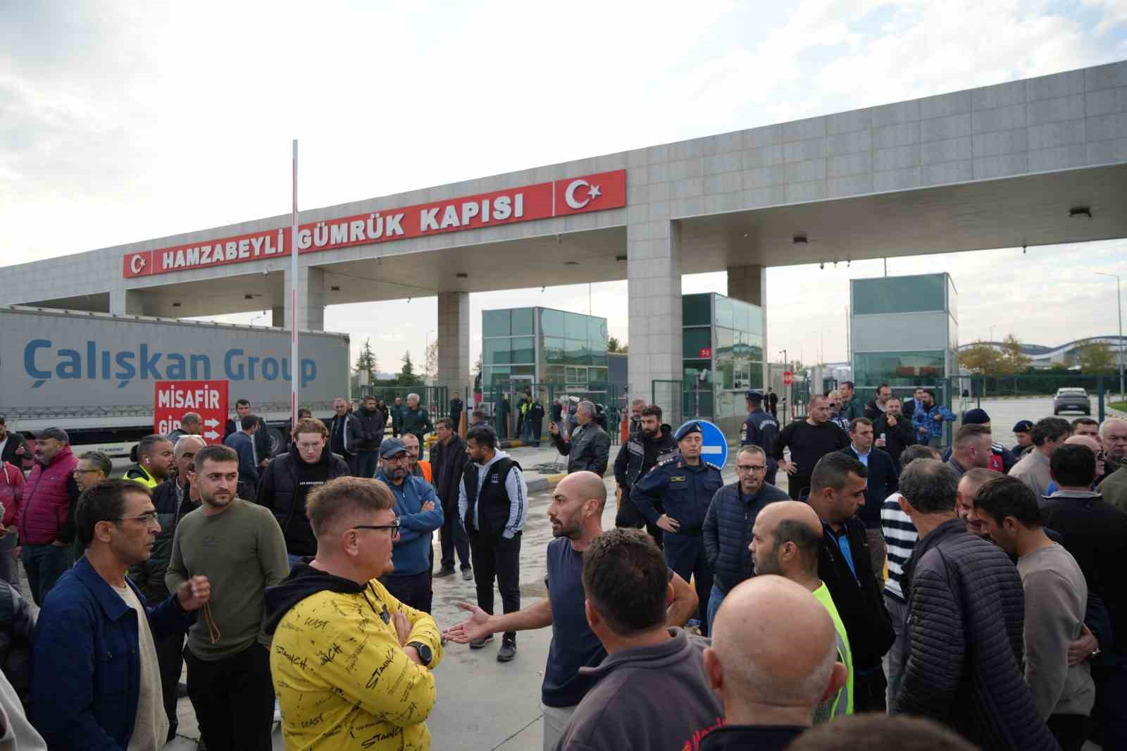 Hamzabeyli’de tır şoförleri sınır kapısının giriş ve çıkışını kapattı