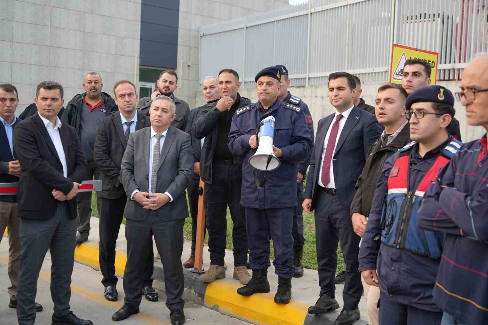 Hamzabeyli’de tır şoförleri sınır kapısının giriş ve çıkışını kapattı