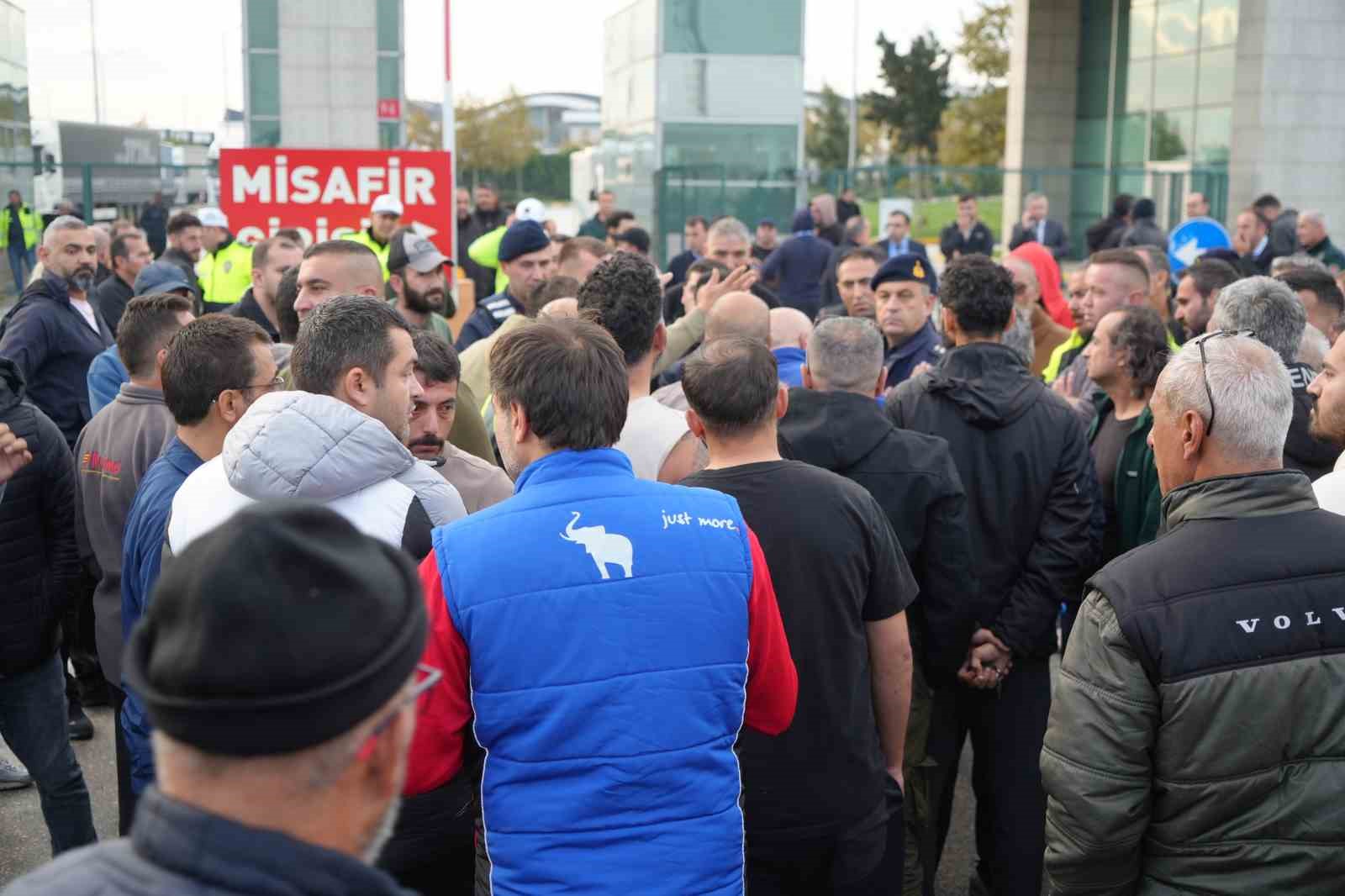 Hamzabeyli’de tır şoförleri sınır kapısının giriş ve çıkışını kapattı
