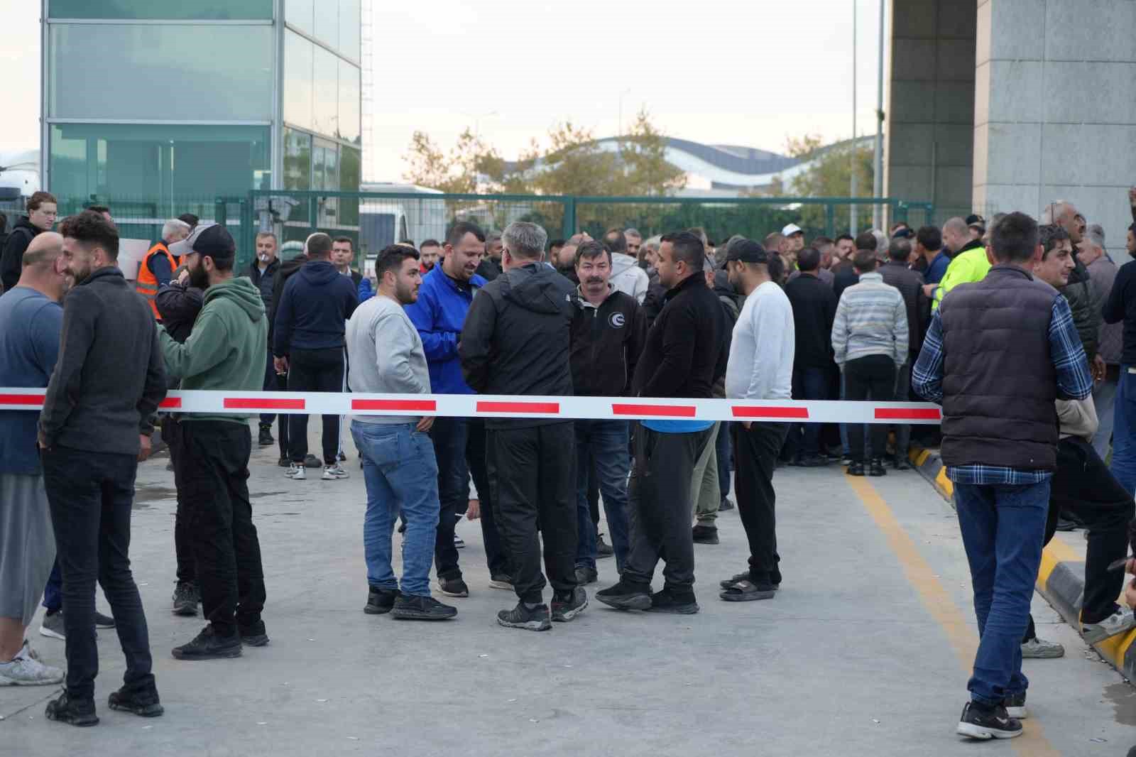 Hamzabeyli’de tır şoförleri sınır kapısının giriş ve çıkışını kapattı