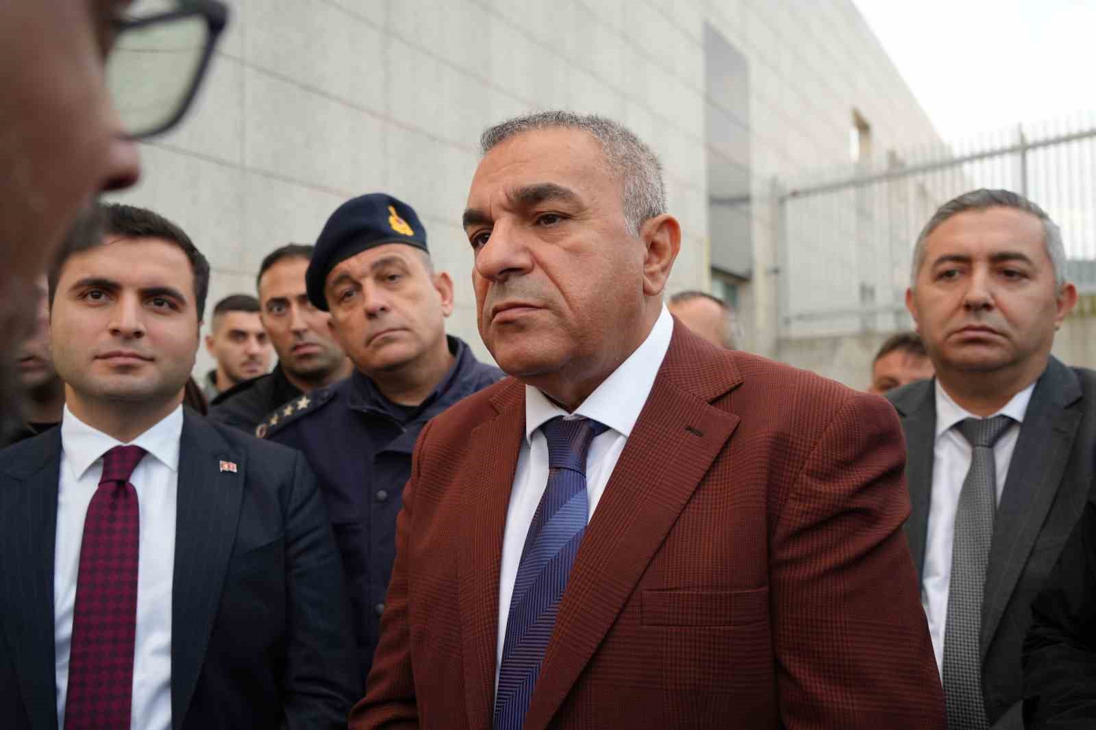 Hamzabeyli’de tır şoförleri sınır kapısının giriş ve çıkışını kapattı