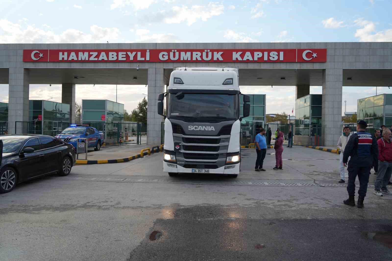 Hamzabeyli’de tır şoförleri sınır kapısının giriş ve çıkışını kapattı