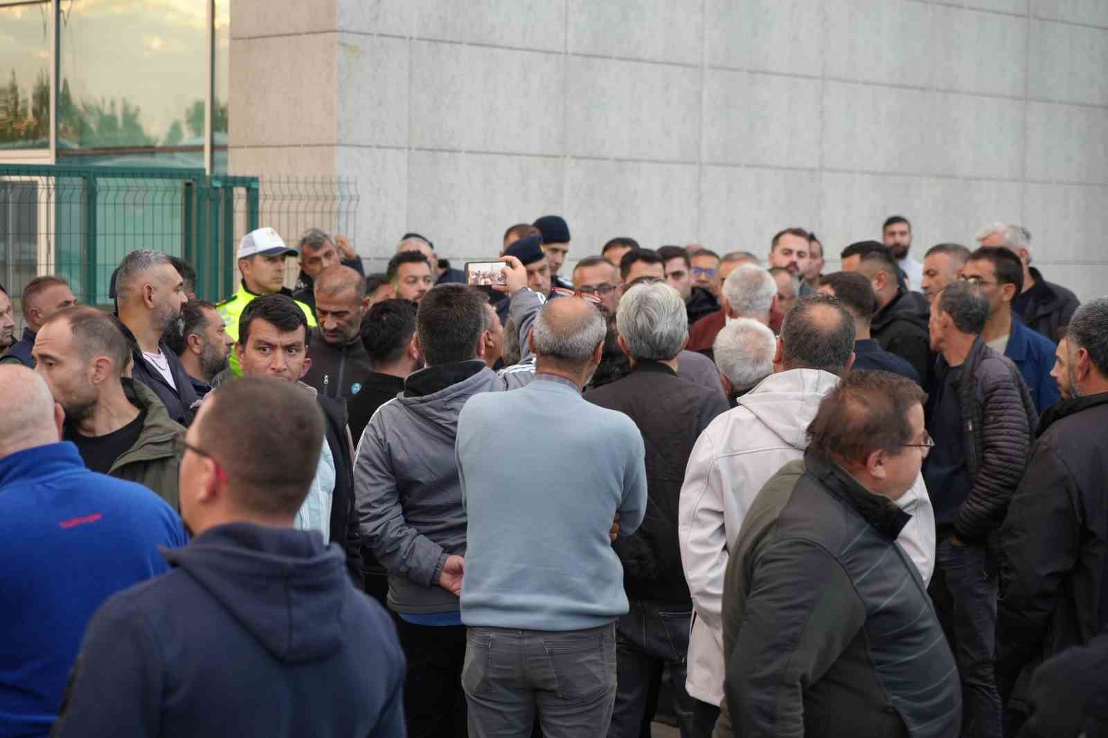 Hamzabeyli’de tır şoförleri sınır kapısının giriş ve çıkışını kapattı