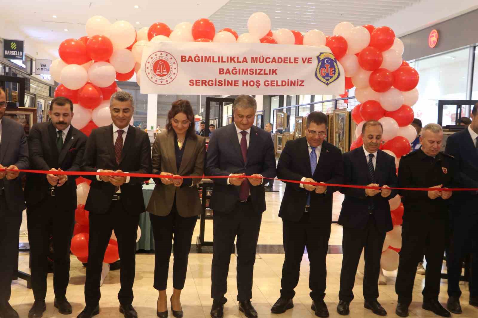 Adana’da cezaevindeki hükümlülerin eserleri sergilendi