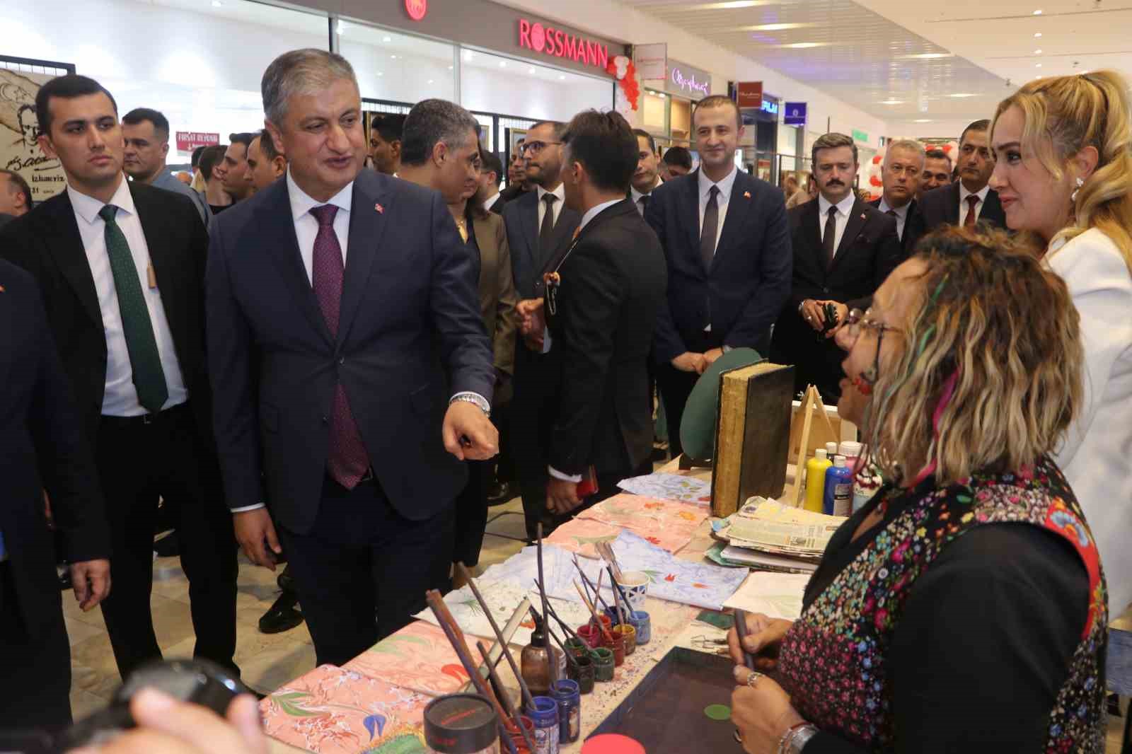 Adana’da cezaevindeki hükümlülerin eserleri sergilendi