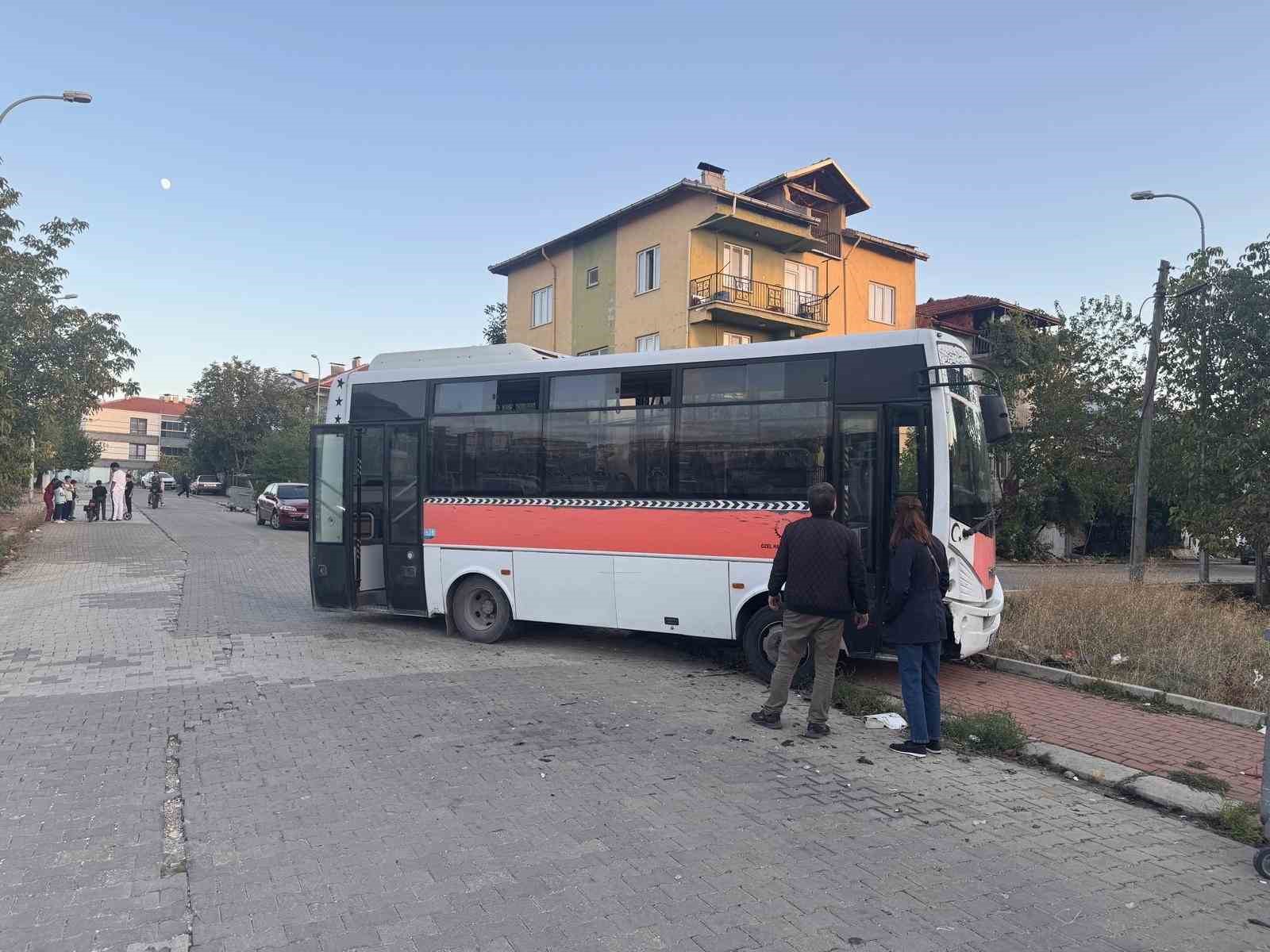 Uşak’ta midibüs ile otomobil çarpıştı: 4’ü çocuk 7 yaralı